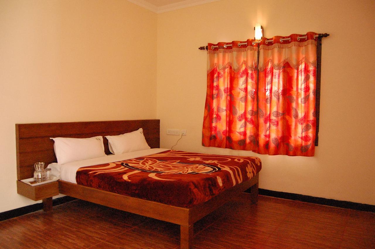 Отель Ezhil Residency Кодайканал Экстерьер фото