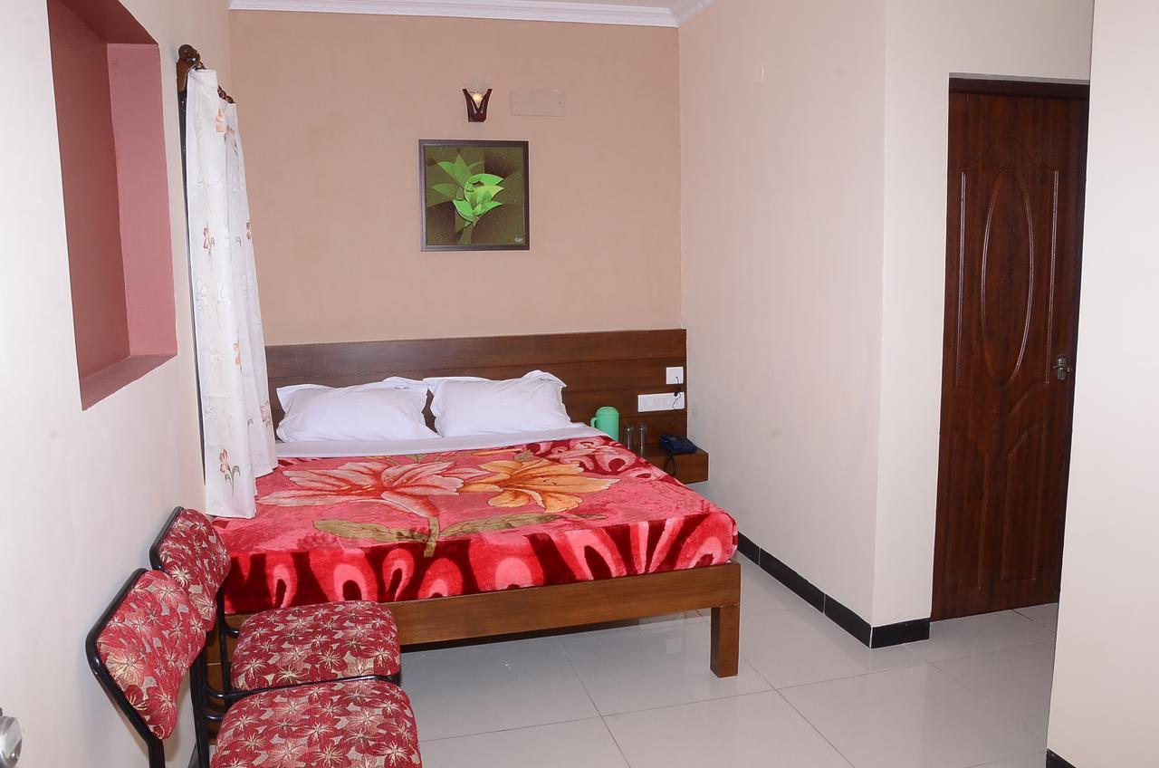 Отель Ezhil Residency Кодайканал Экстерьер фото