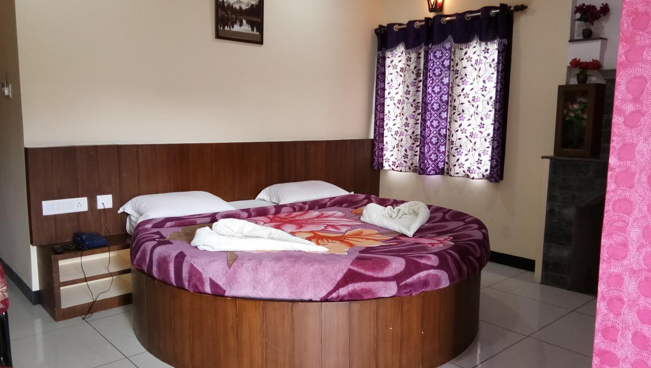 Отель Ezhil Residency Кодайканал Экстерьер фото