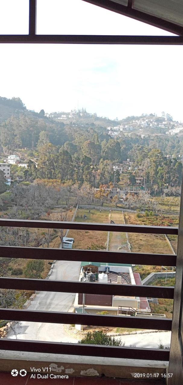 Отель Ezhil Residency Кодайканал Экстерьер фото